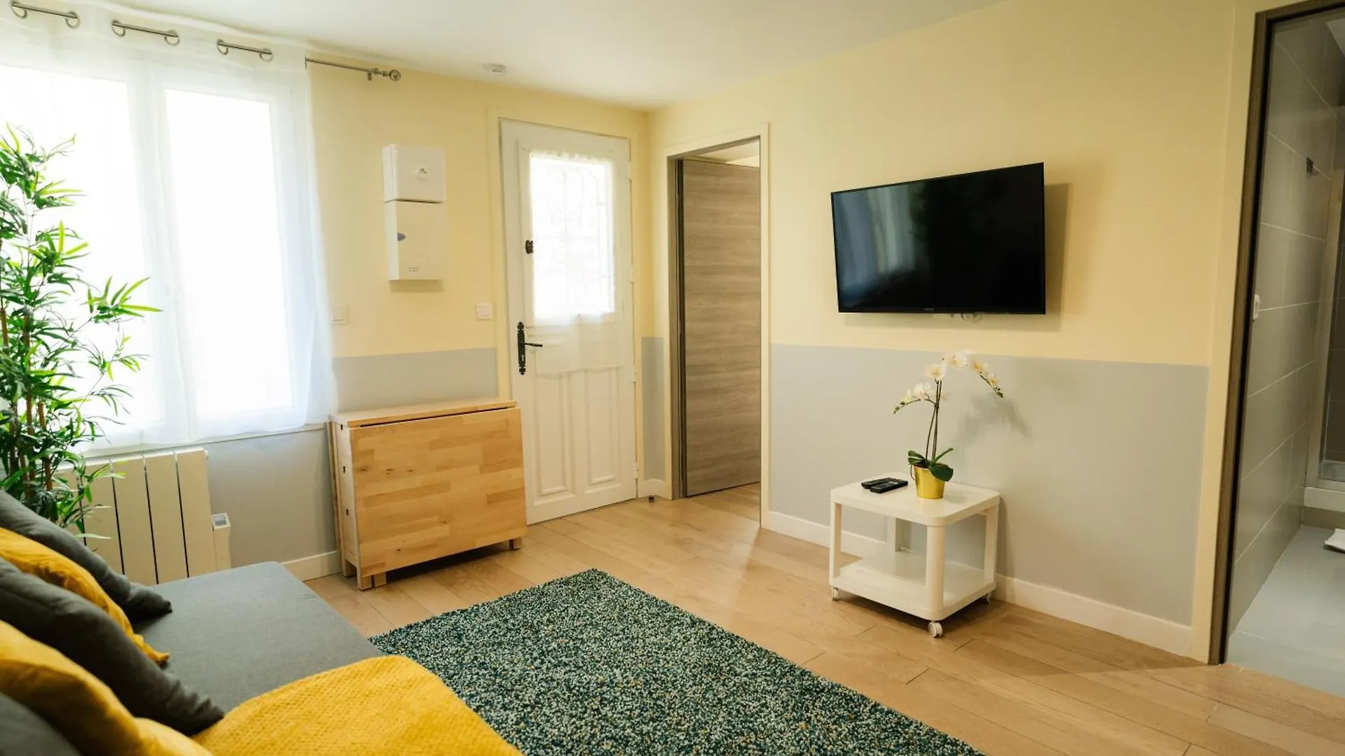 Beautiful Yellow Apartment Near Marais And Bastille Paris 0*,  France