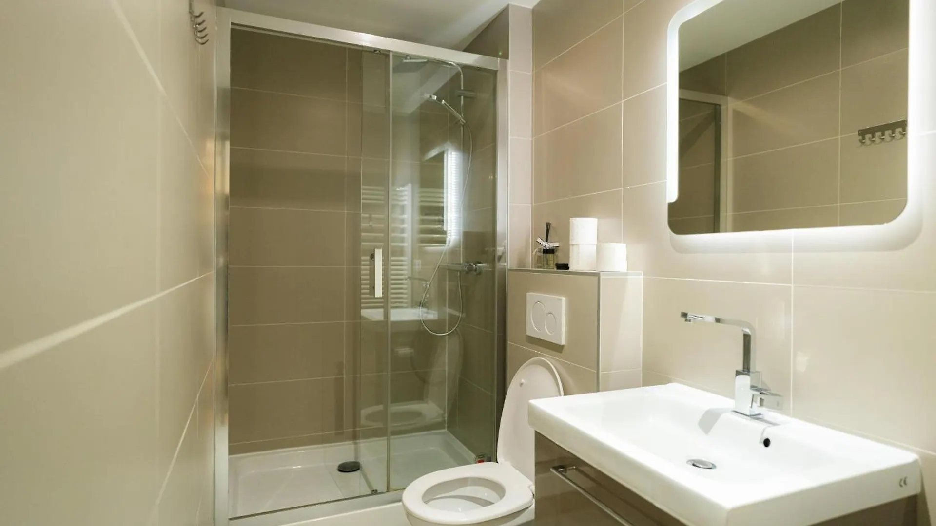 Beautiful Yellow Apartment Near Marais And Bastille Paris
