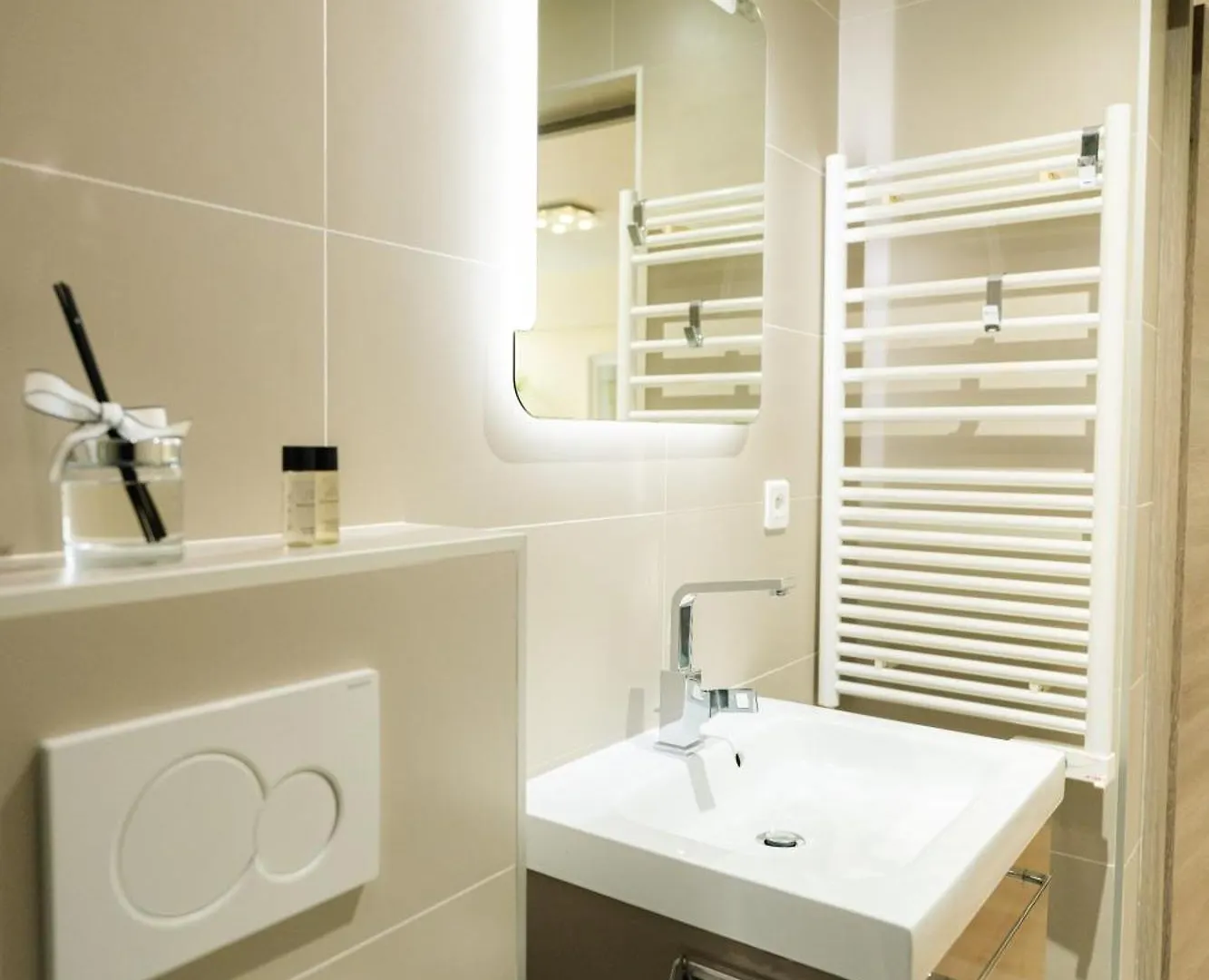 Beautiful Yellow Apartment Near Marais And Bastille Paris