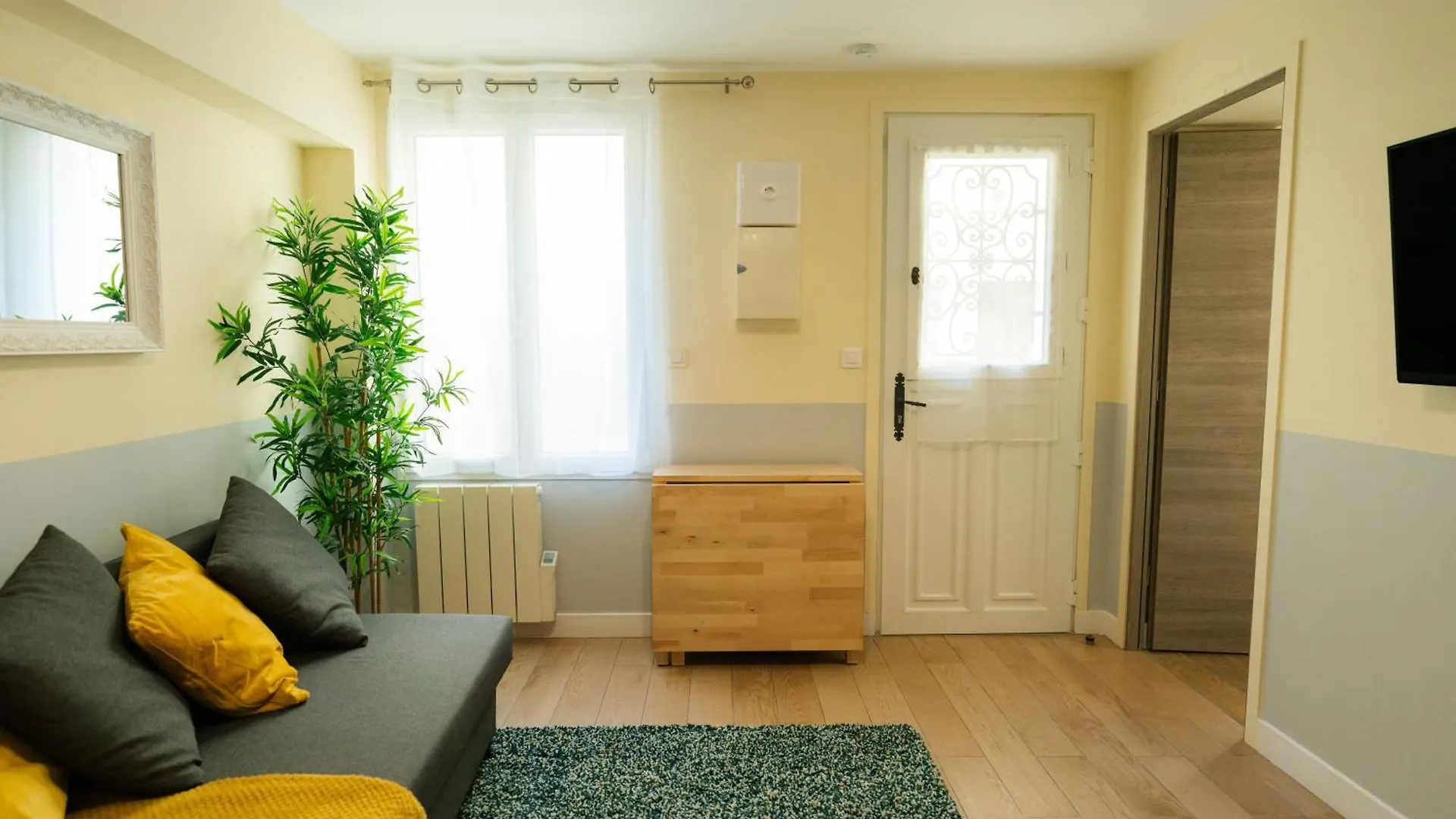 Beautiful Yellow Apartment Near Marais And Bastille Paris 0*,  France