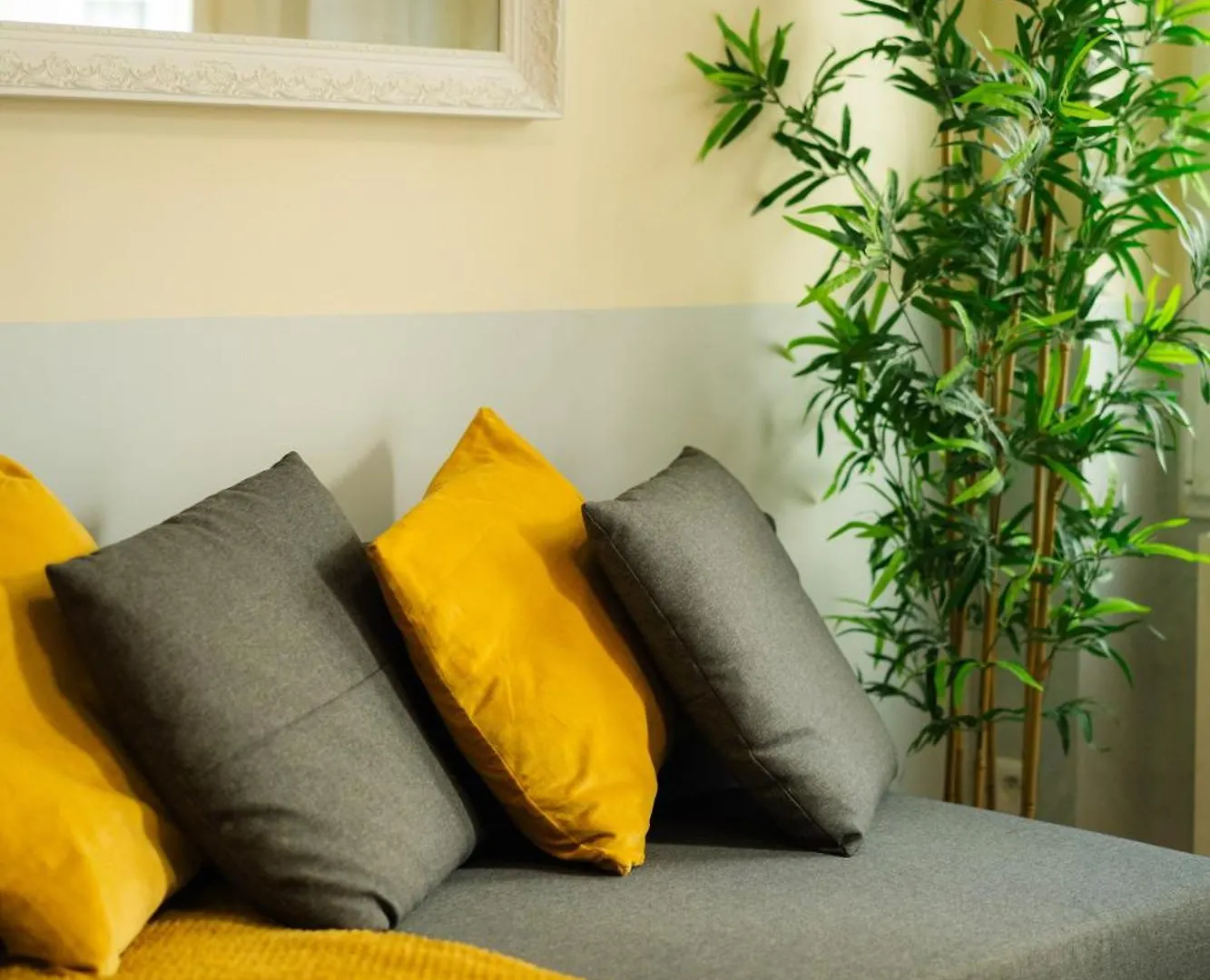 Beautiful Yellow Apartment Near Marais And Bastille Paris